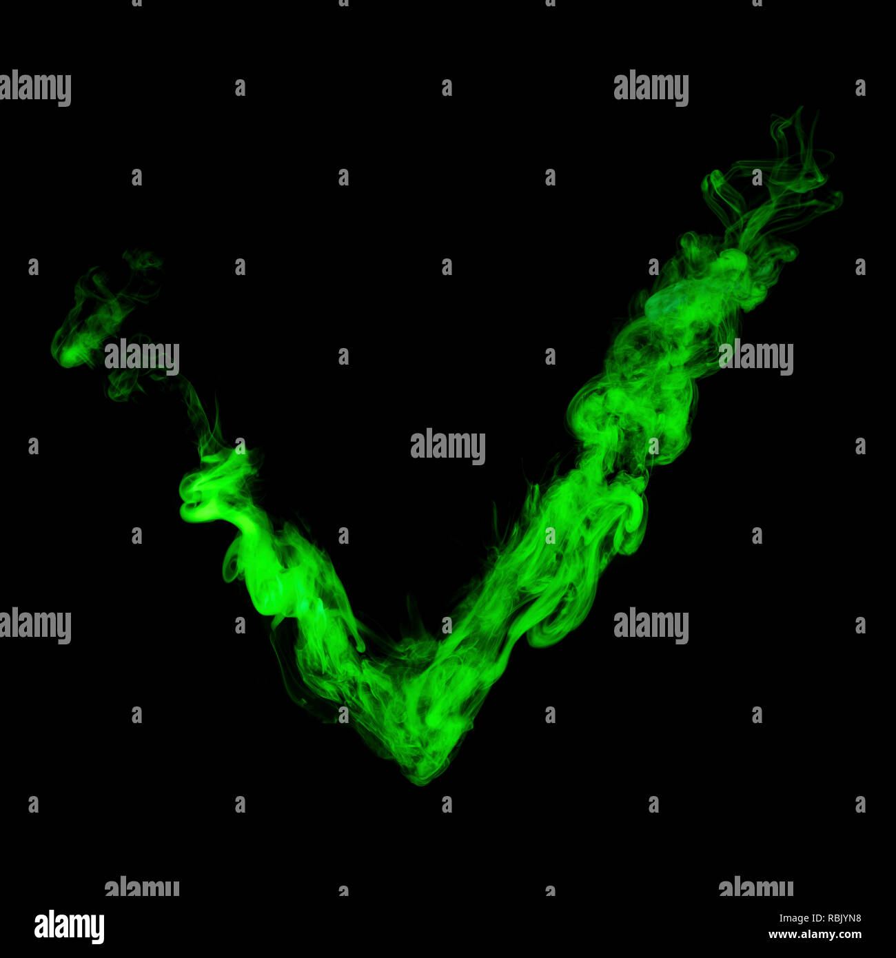 Voto segno dal verde fumo colorato isolati su sfondo nero Foto Stock