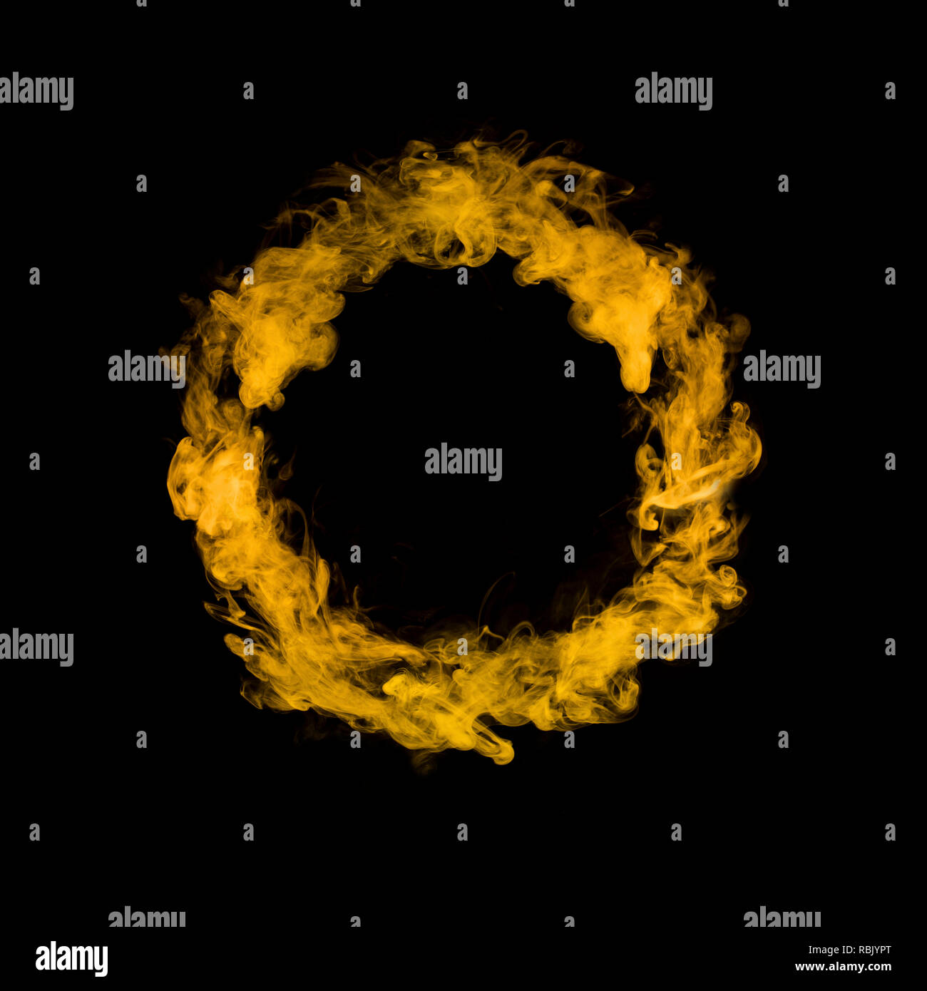 Cerchio da giallo fumo colorato isolati su sfondo nero Foto Stock