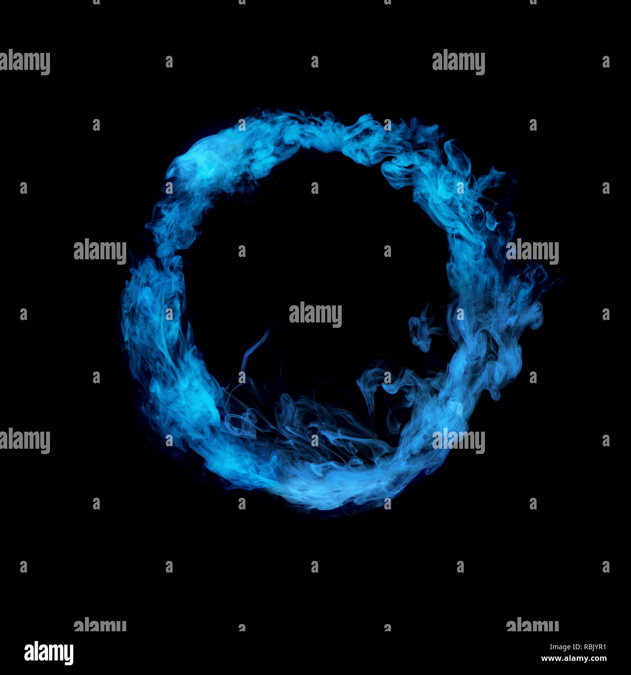 Cerchio da blu fumo colorato isolati su sfondo nero Foto Stock