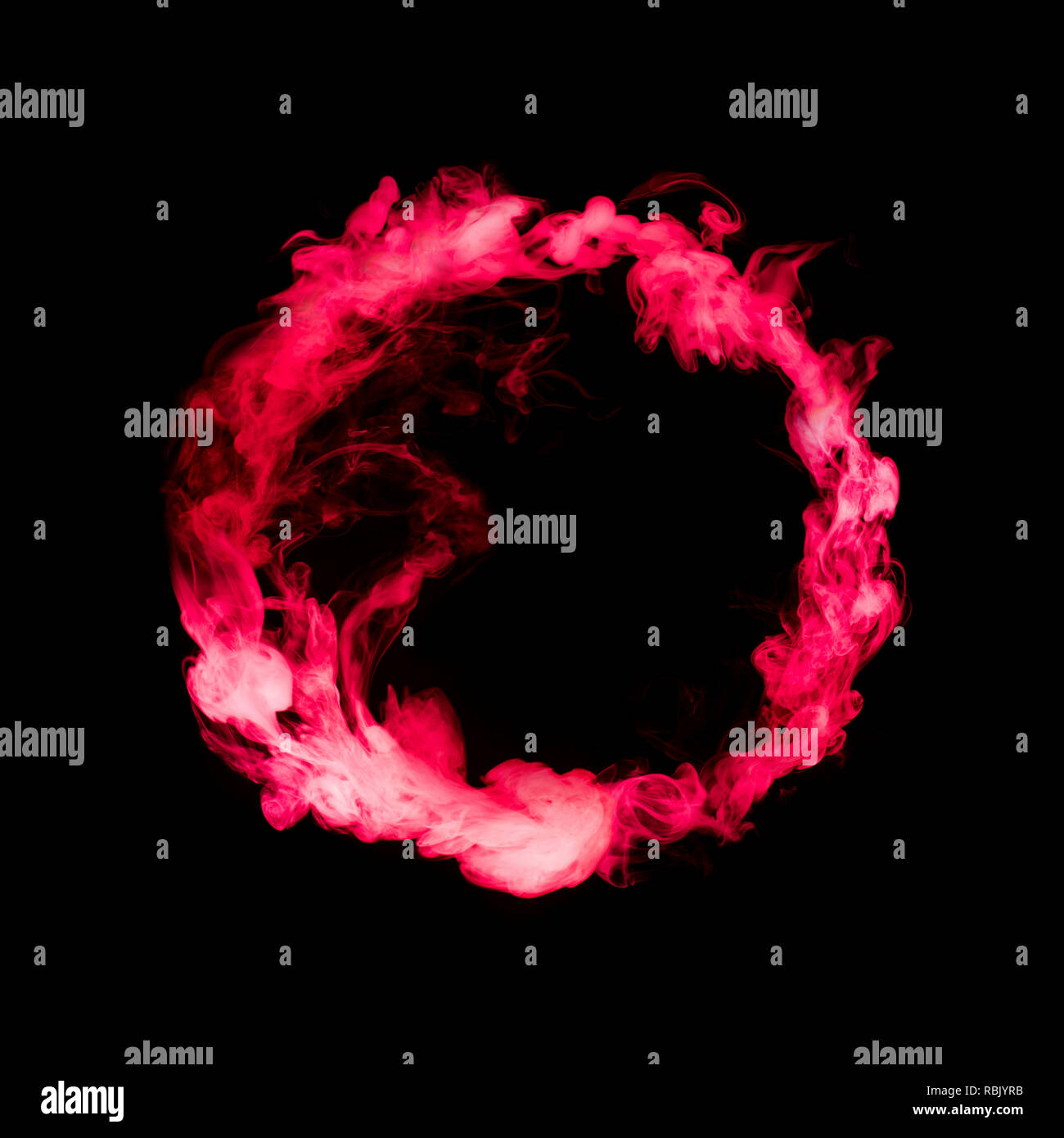 Cerchio da rosso fumo colorato isolati su sfondo nero Foto Stock