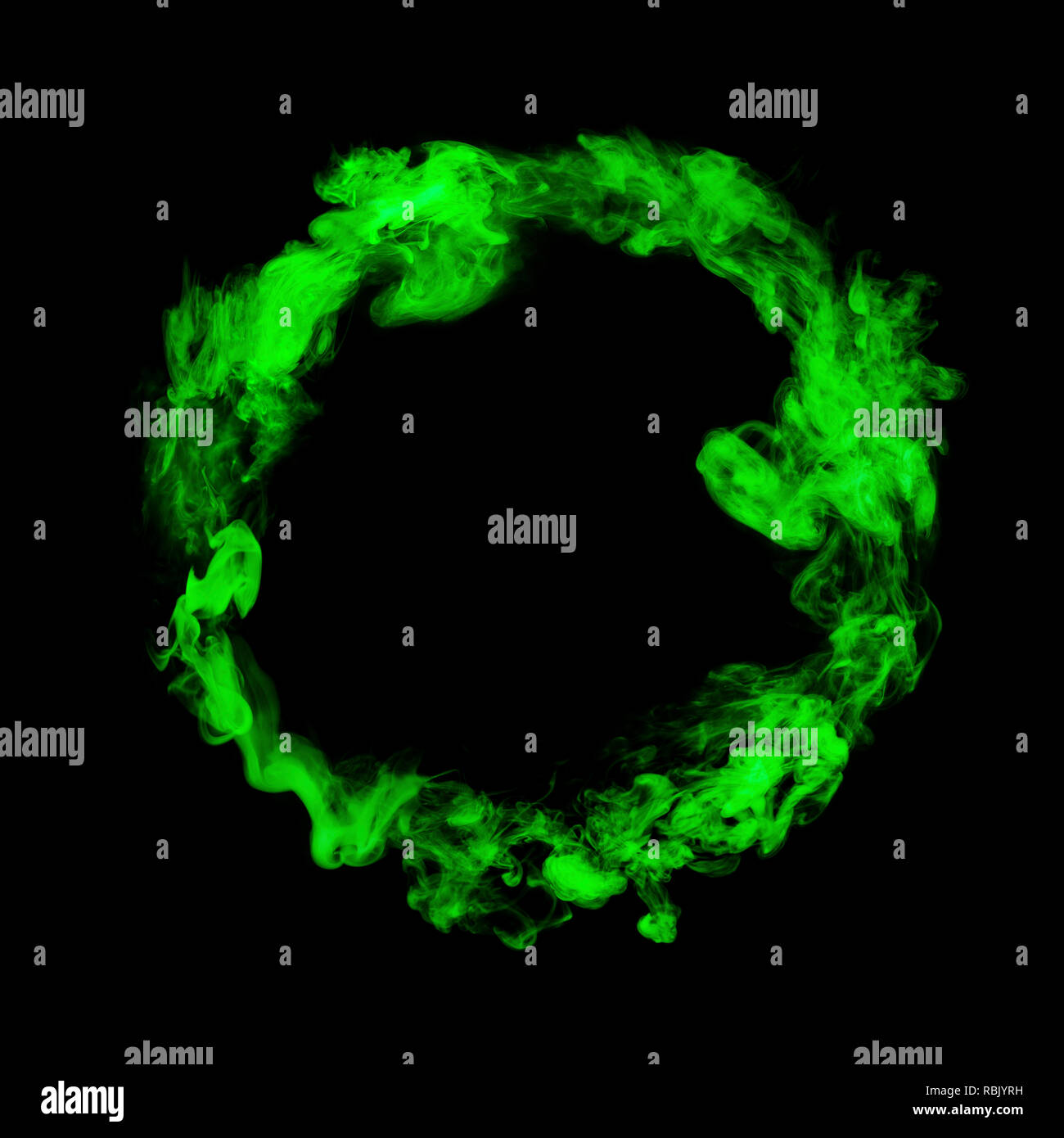 Cerchio verde dal fumo colorato isolati su sfondo nero Foto Stock