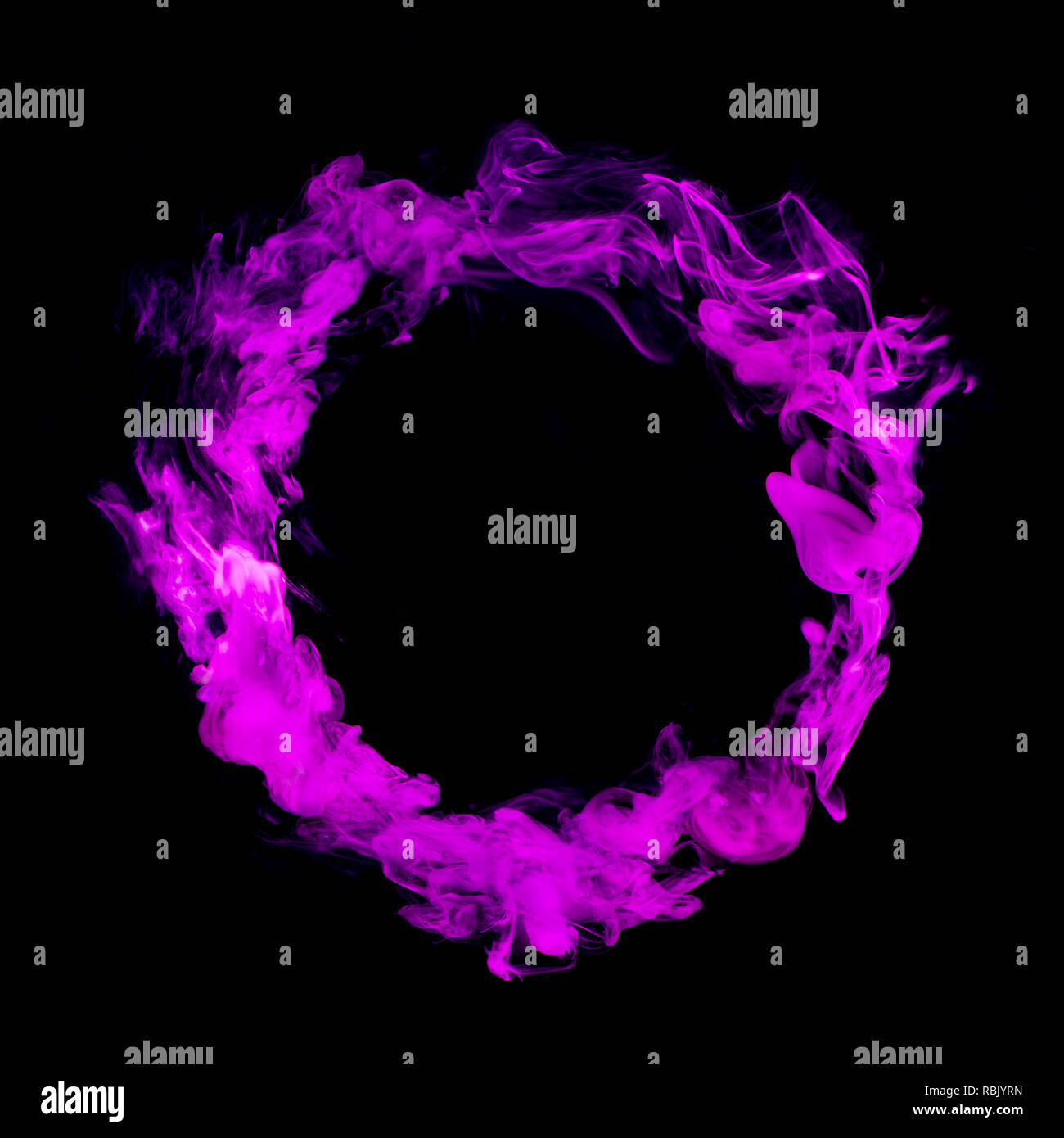Cerchio da rosa fumo colorato isolati su sfondo nero Foto Stock