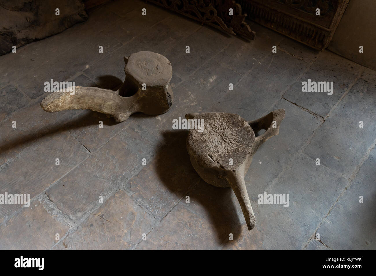 Vi era una stanza nella casa di Suhaymi che aveva due ossa di balena. Dopo una coppia sposata, sarebbero di saltare sopra le due ossa di balena per garantire fe Foto Stock