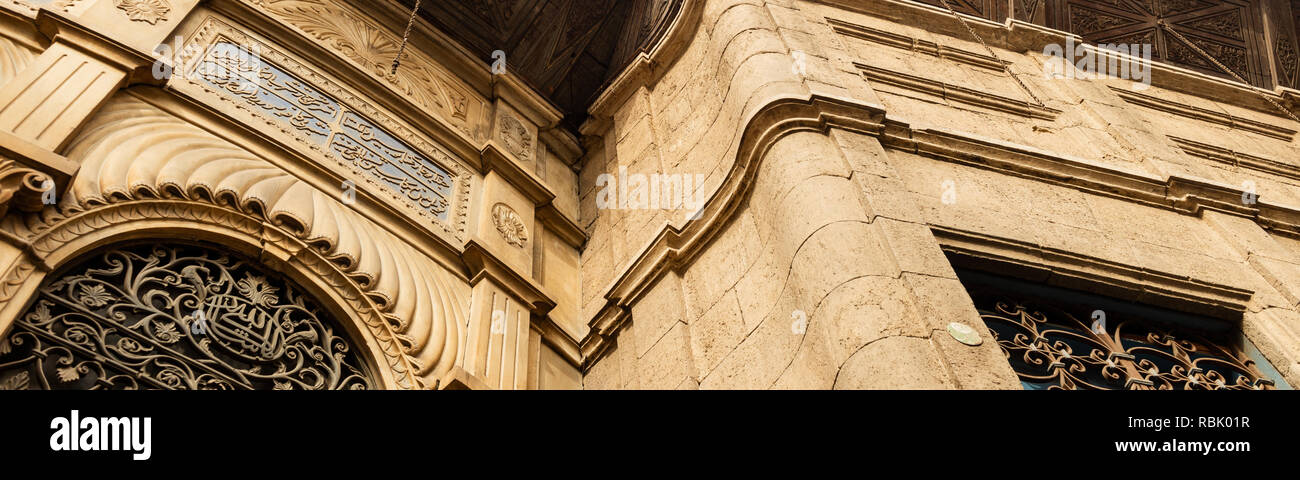 Panorama di notevole architettura, costruzione dettagli Al Muizz Street nel vecchio Cairo, chiamato anche islamica storico o il Cairo, Egitto Foto Stock