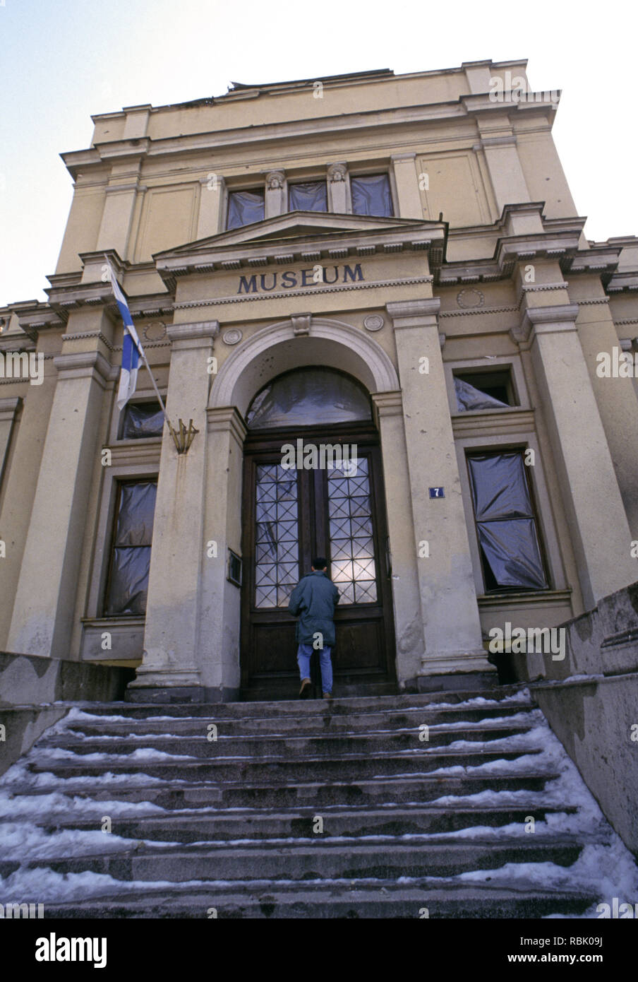 Il 15 marzo 1993 durante l'assedio di Sarajevo: l' entrata principale del Museo nazionale della Bosnia e Erzegovina su Sniper Alley. Foto Stock