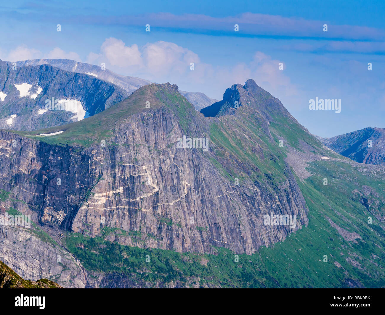 Visualizzare durante le escursioni fino a Husfjell, formazione di roccia con striature bianche, a sud-est di fjord Steinfjord, Senja, Troms, Norvegia Foto Stock
