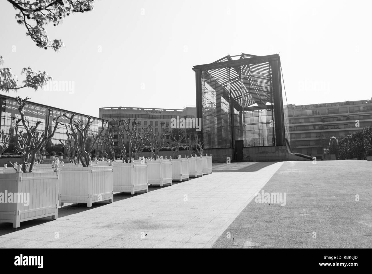 Un viale alberato percorso per l'edificio principale in parc citroen a Parigi Foto Stock