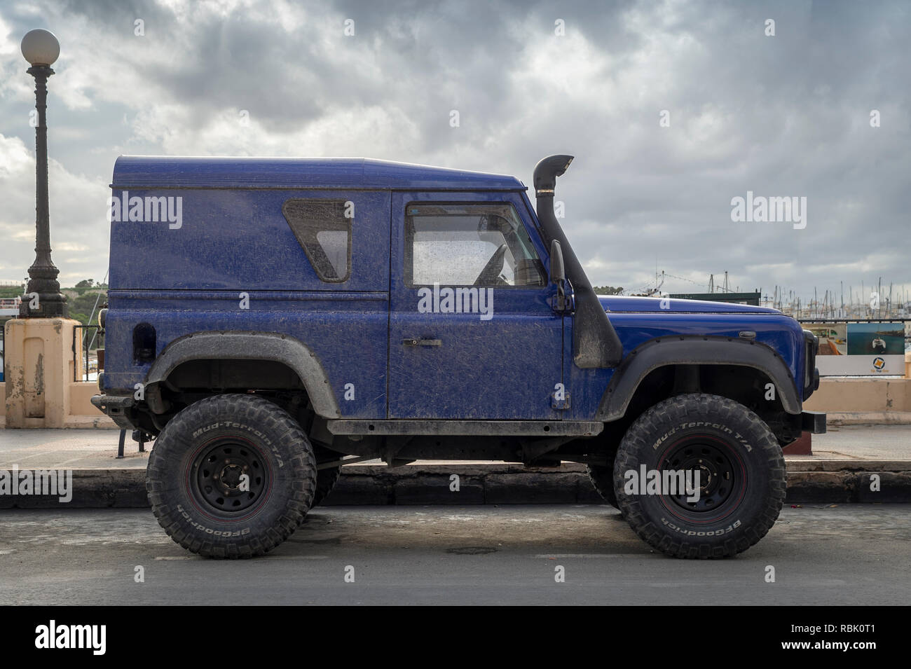Landrover defender SWB con snorkel, blu. Foto Stock