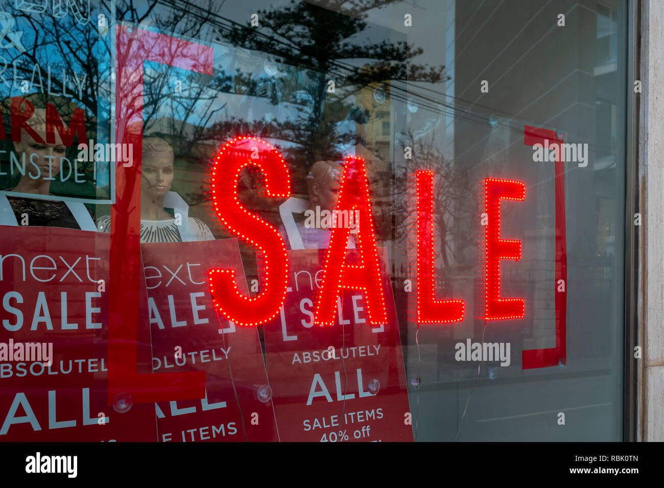 Vendita Neon sign in avanti store window display Foto Stock