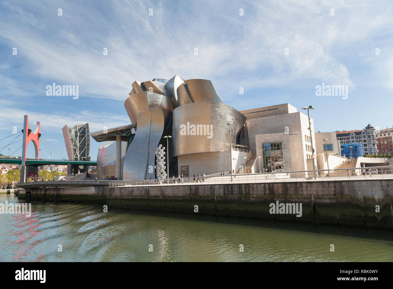 Puente de la Salve ponte di Daniel Buren, Bilbao Euskadi, Paesi Baschi Foto  stock - Alamy