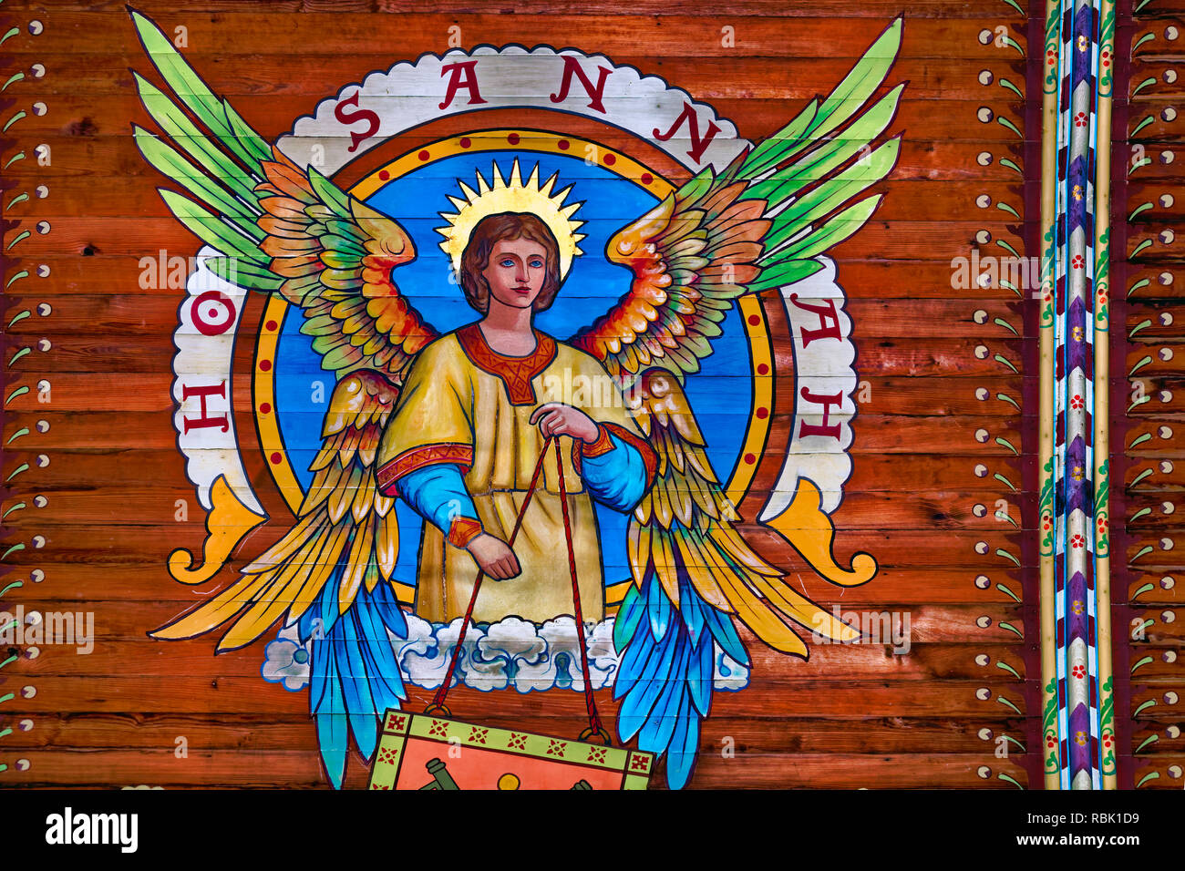 Un angelo dipinto sul soffitto di legno della chiesa di San Pietro a Broadstairs, Kent, Inghilterra Foto Stock