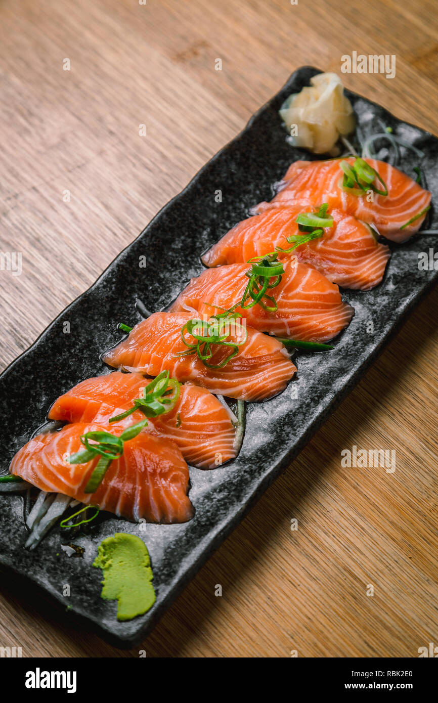 Alimenti biologici e sostenibili da elegante ristorante giapponese, sushi, sashimi, alghe, edamame Foto Stock