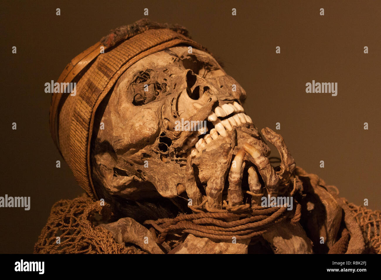 Bogotà, Colombia 16 marzo 2018, Muisca mummia presso il Museo dell'oro in Bogotoa (Museo del Oro) Foto Stock