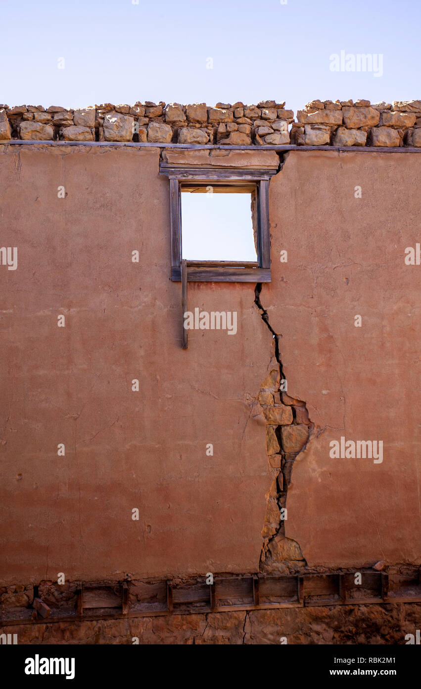 Incrinatura della parete, fixer-upper house in bisogno di un rinnovo Foto Stock