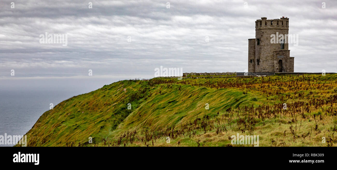 Le Scogliere di Moher e O'Brien la torre sulla costa occidentale dell'Irlanda. Foto Stock