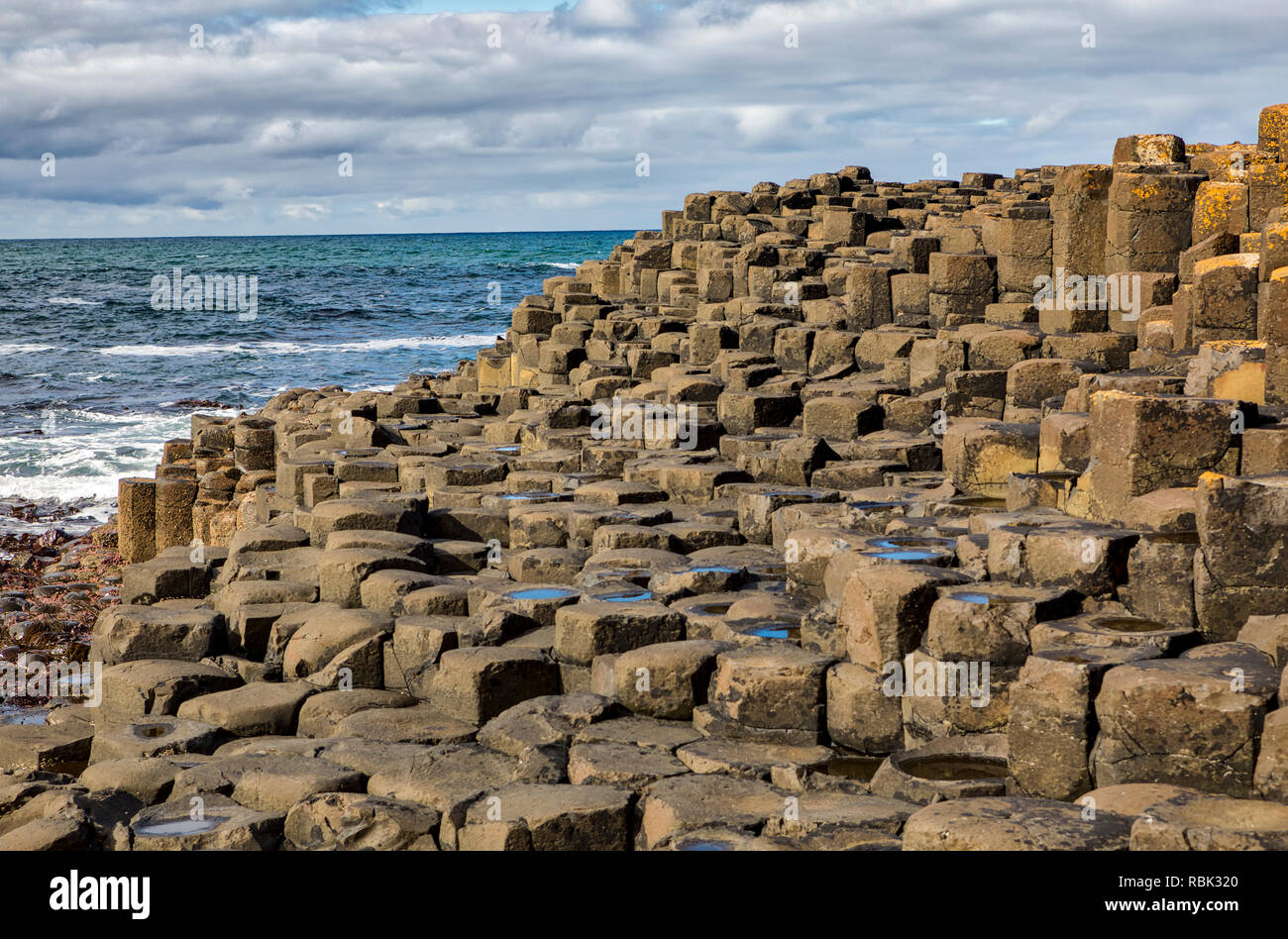 Giant's Causeway, il risultato di una antica eruzione folcano ed elencato come Sito del Patrimonio Mondiale, in Irlanda del Nord. Foto Stock