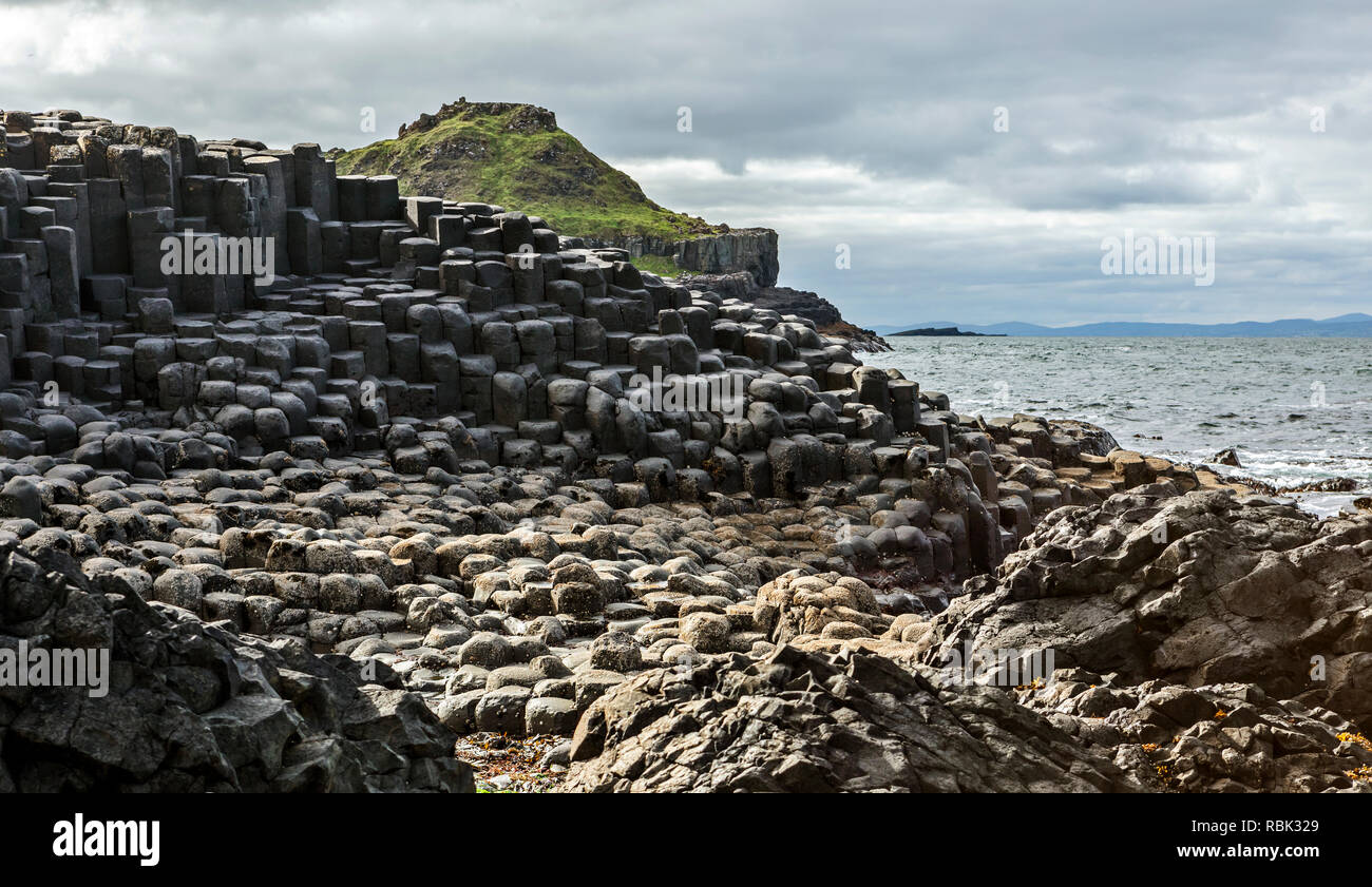 Giant's Causeway, il risultato di una antica eruzione folcano ed elencato come Sito del Patrimonio Mondiale, in Irlanda del Nord. Foto Stock