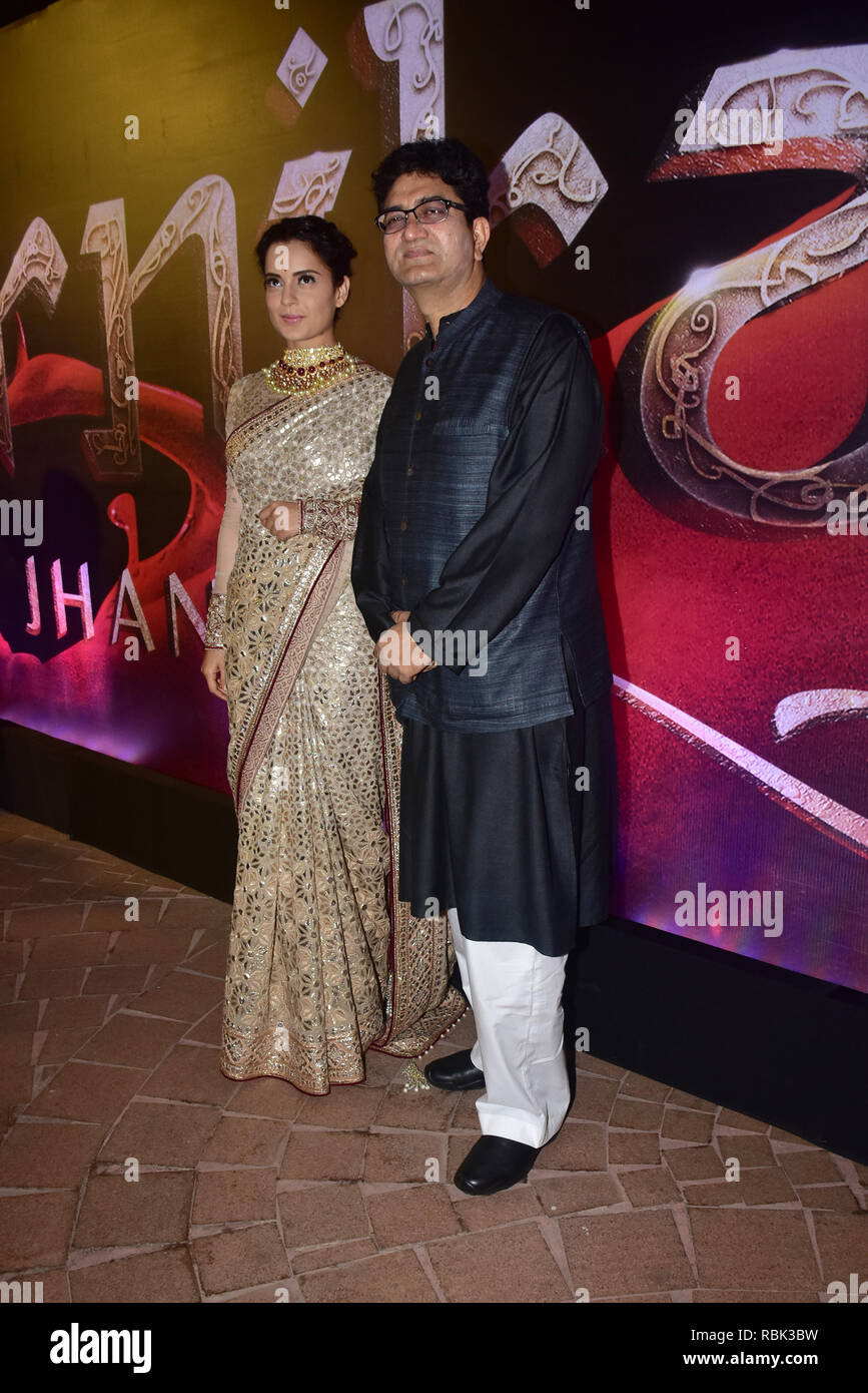 L'attrice Kangana Ranaut con paroliere Prasoon Joshi sono visti durante la musica dell'evento di lancio del film 'Manikarnika' in Mumbai. Foto Stock