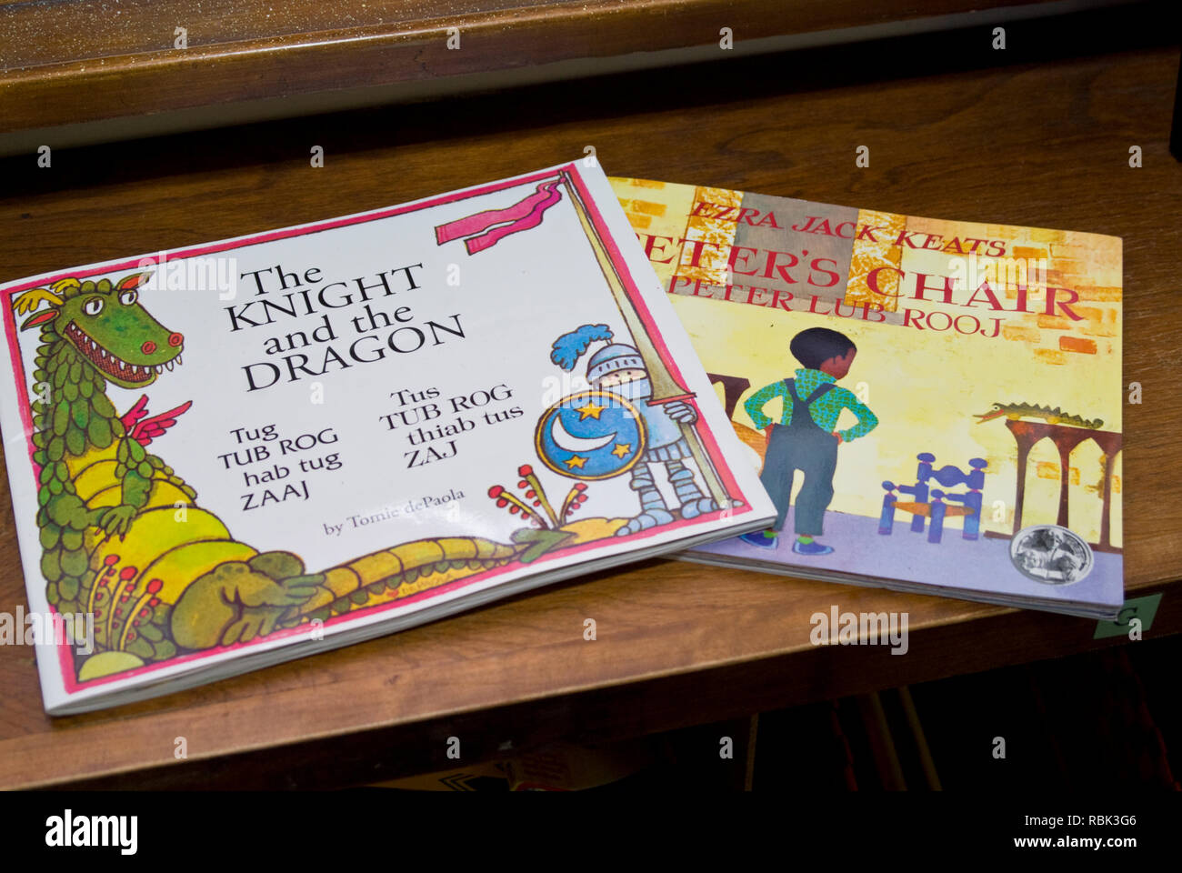 San Paolo, Minnesota. Comunità scuola di eccellenza. Una lingua hmong e cultura carta scuola. Hmong libri per i bambini delle scuole per leggere. Foto Stock