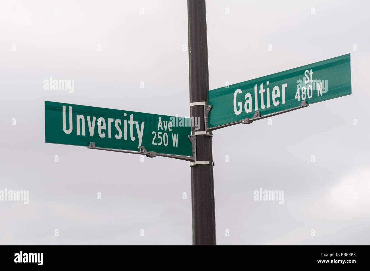 San Paolo, Minnesota. Scritto in modo errato un cartello stradale. Città di San Paolo hanno dimenticato di mettere il mio in università. Foto Stock