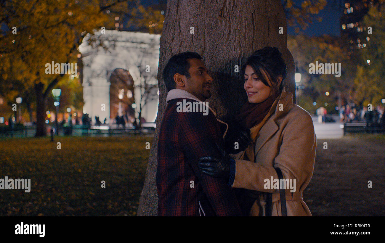 Aziz Ansari, Alessandra Mastronardi, 'Master di None' stagione 2 (2017) Credito: Netflix / Hollywood Archive Foto Stock