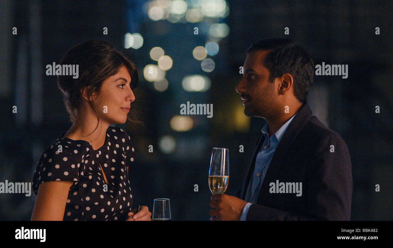 Alessandra Mastronardi, Aziz Ansari, 'Master di None' stagione 2 (2017) Credito: Netflix / Hollywood Archive Foto Stock