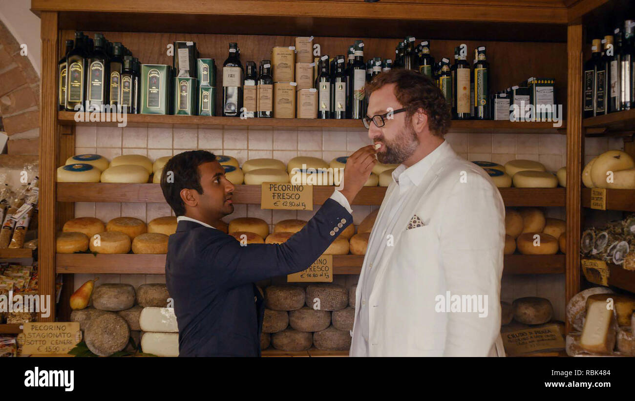 Aziz Ansari, Eric Wareheim, 'Master di None' stagione 2 (2017) Credito: Netflix / Hollywood Archive Foto Stock