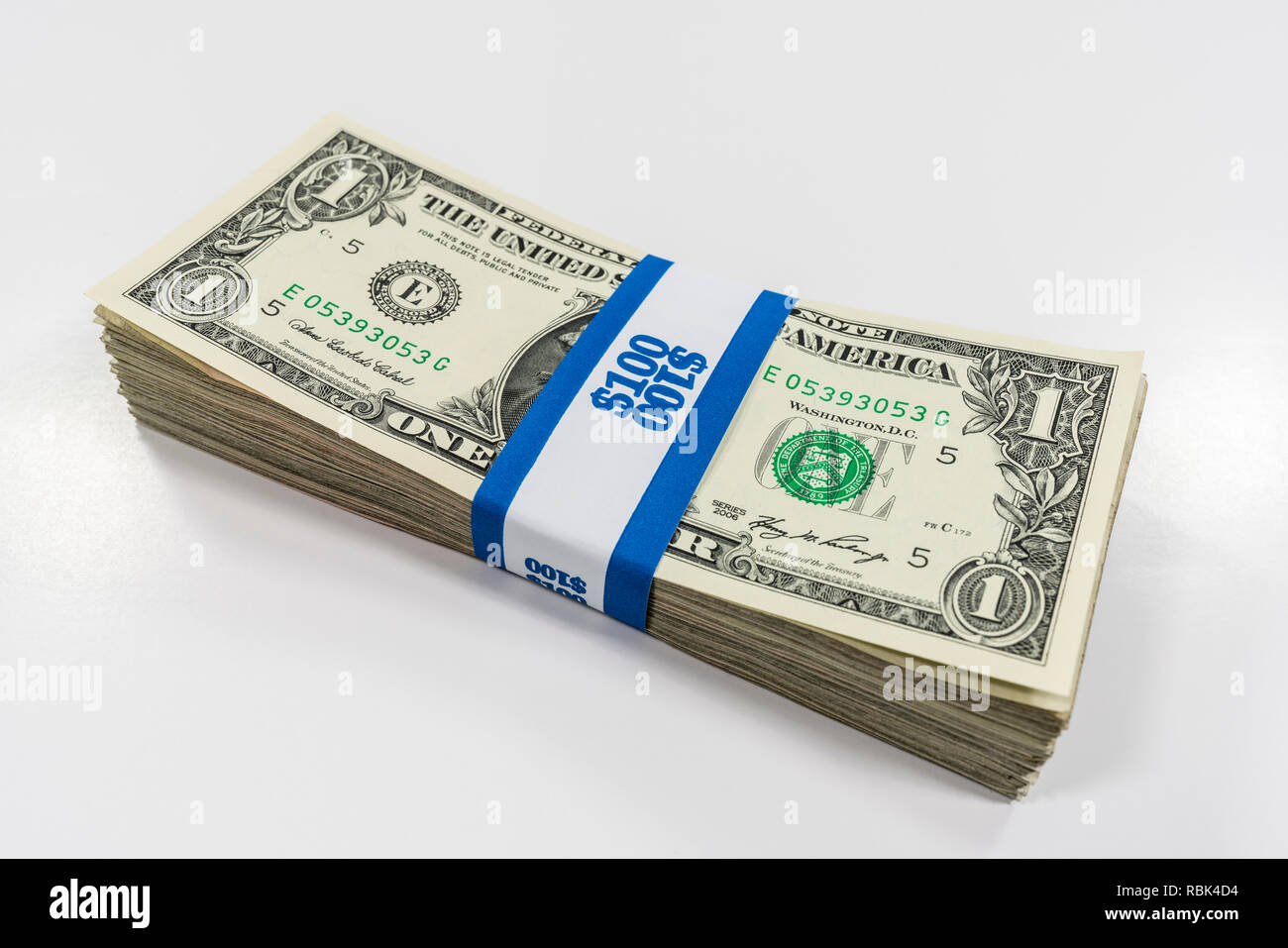 Pacco di uno le fatture del dollaro avvolto con $100 della carta moneta cinghia. Foto Stock
