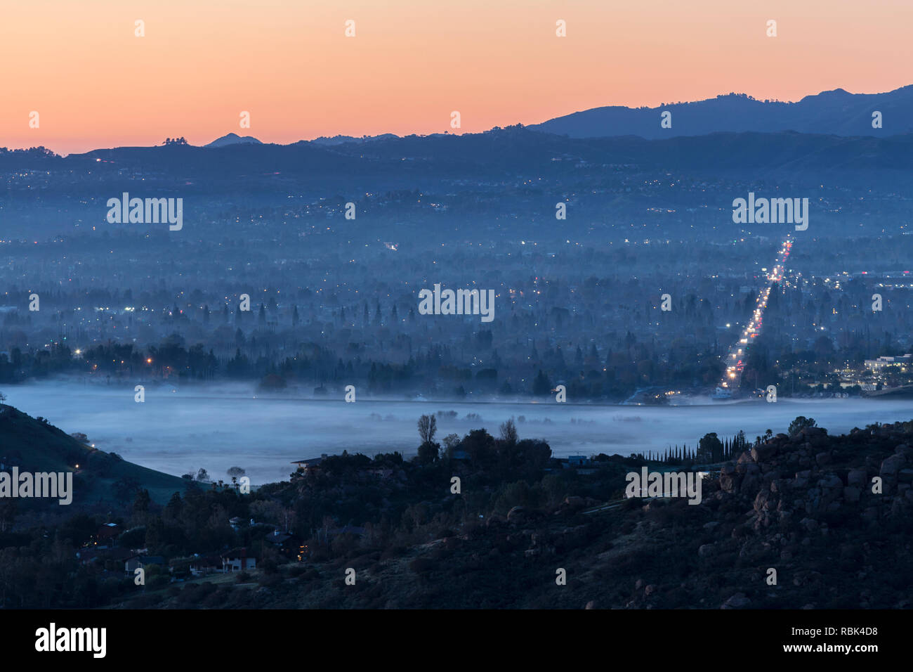 Mattina terra della nebbia e la West Hills quartiere nella valle di San Fernando zona di Los Angeles, California. Foto Stock