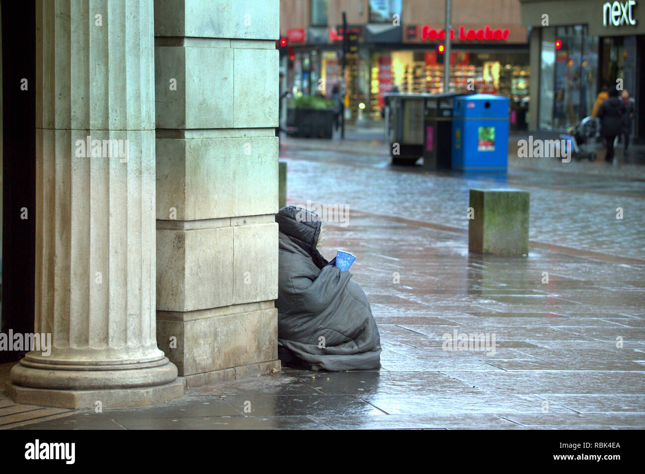 Senzatetto povero di accattonaggio identificabili su Argyle street area shopping di Glasgow Scotland Regno Unito Foto Stock