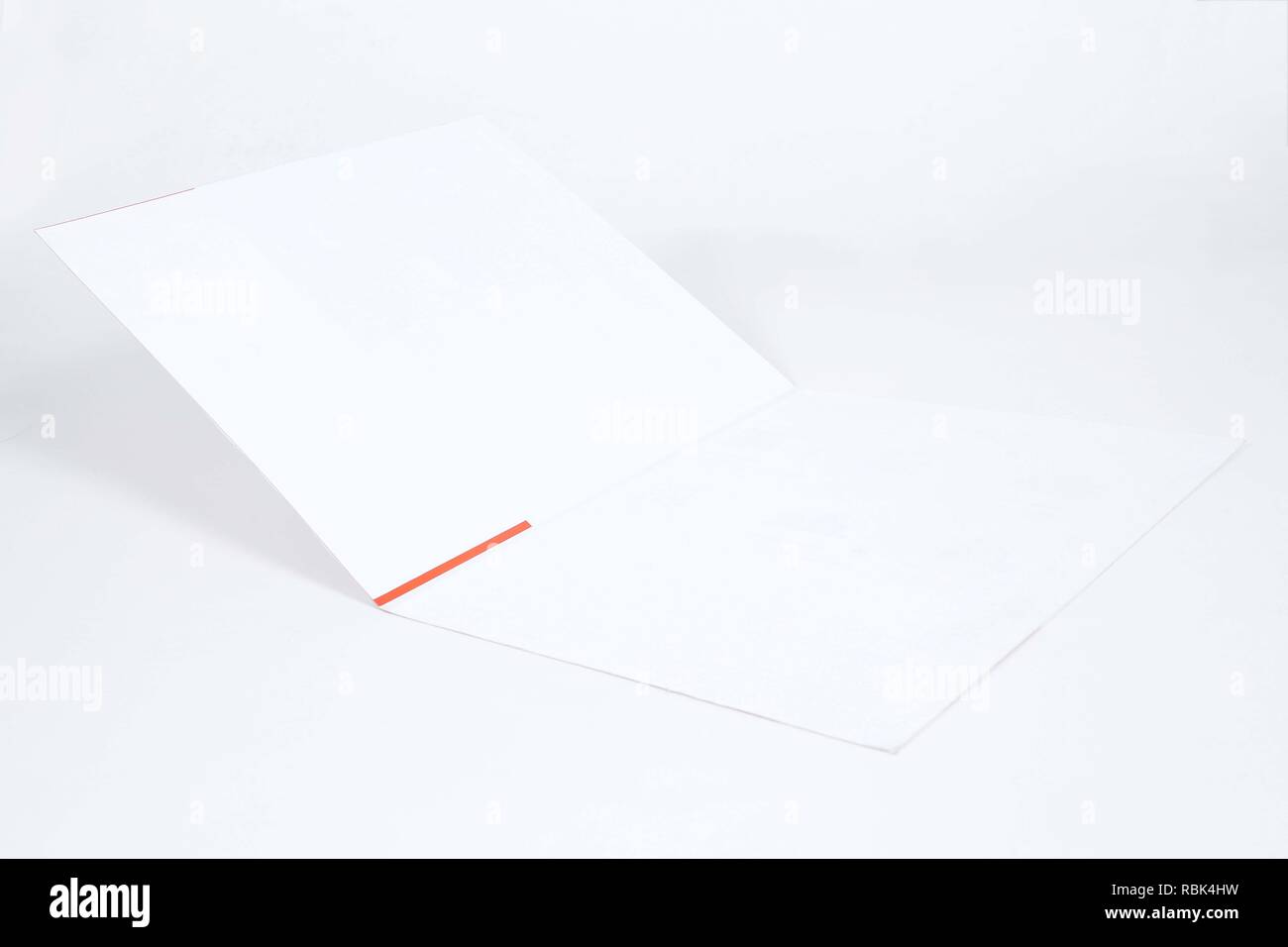 Ritratto di magazzino vuoto coperchio. Isolato su uno sfondo bianco. Foto Stock