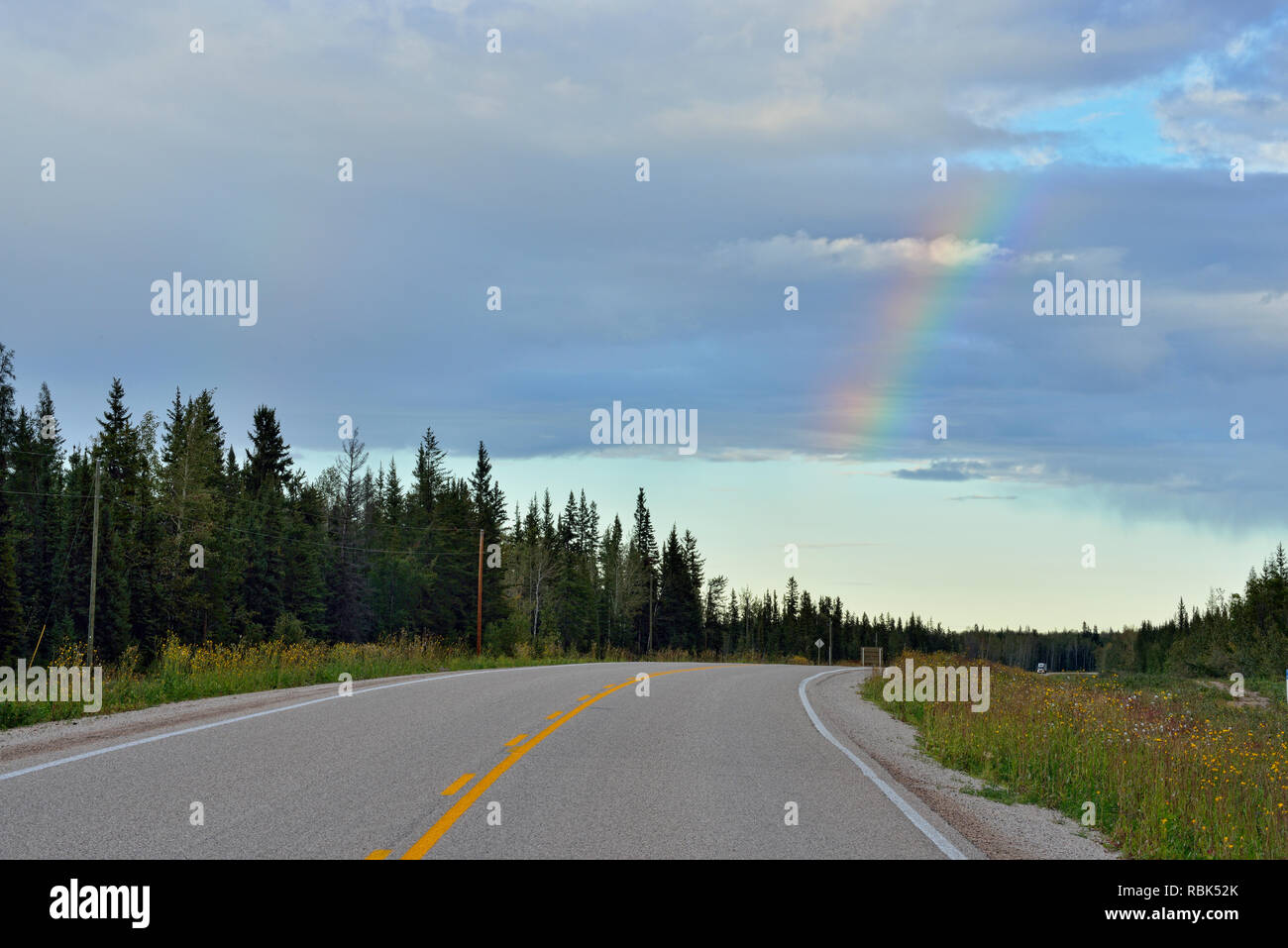 Rainbow su autostrada 1, vicino a Enterprise, Northwest Territories, Canada Foto Stock