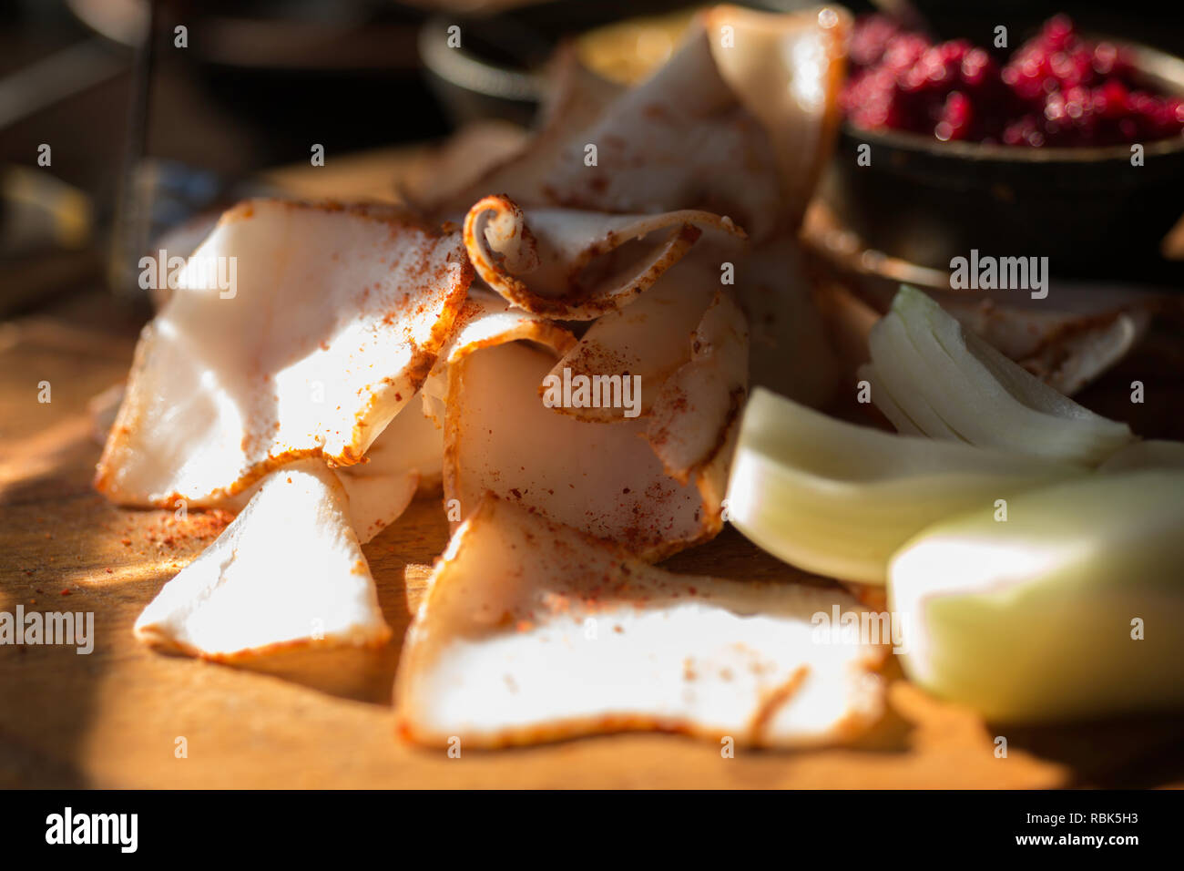 Fette di Salo, tipico popolare ucraino cibo locale, Ucraina Foto Stock