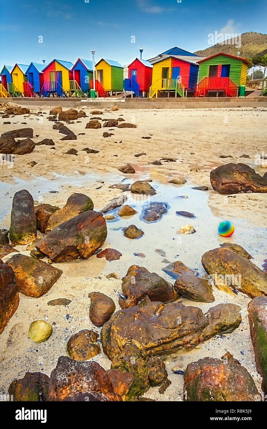 Pittoresca spiaggia di capanne in San Giacomo Sud Africa Foto Stock