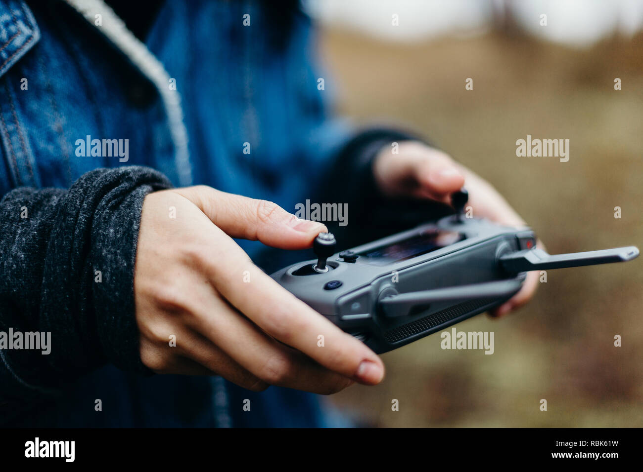 Fotografo battenti un drone per la prima volta Foto Stock