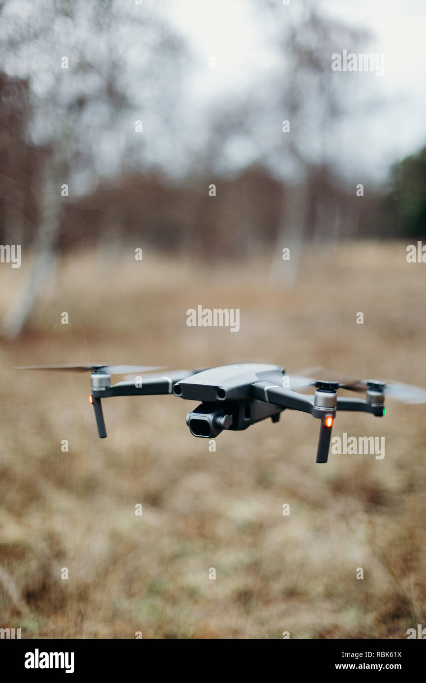 Fotografo battenti un drone per la prima volta Foto Stock