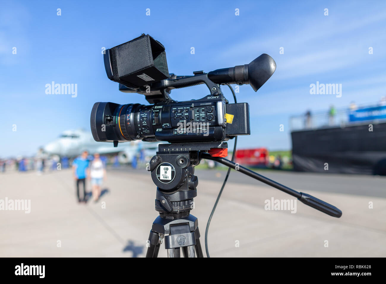 Berlino / Germania - 28 Aprile 2018: Sony XDCAM telecamera cinematografica si erge su un cavalletto a Berlino Air show Foto Stock