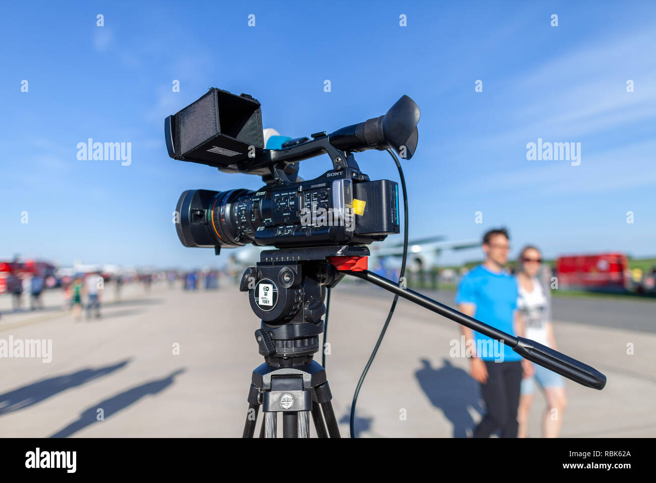 Berlino / Germania - 28 Aprile 2018: Sony XDCAM telecamera cinematografica si erge su un cavalletto a Berlino Air show Foto Stock
