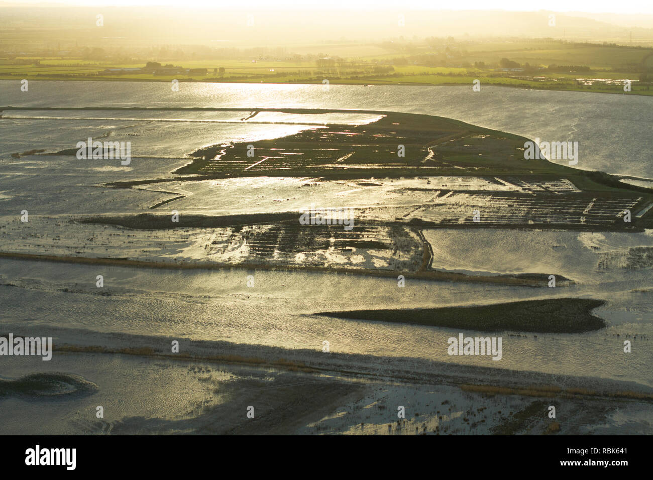 Vista aerea di paludi Steart Wildfowl and Wetland Trust, terreno agricolo trasformato in riserva delle paludi, all'alba, Somerset, Regno Unito, febbraio 2015. Questa area è stata lasciata alluvione per creare nuovo Salt Marsh habitat ed è un esempio di rifugio gestito. Foto Stock