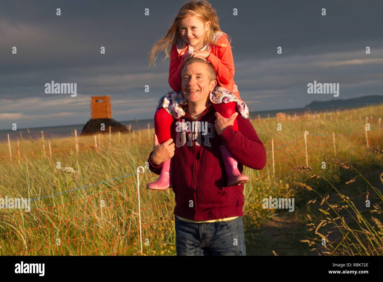 Padre e figlia godendo Fraticello (Sterna albifrons) colonia .residenti locali da Kilcoole village godendo della biodiversità locale della riserva naturale gestita da Birdwatch Ireland . Foto Stock