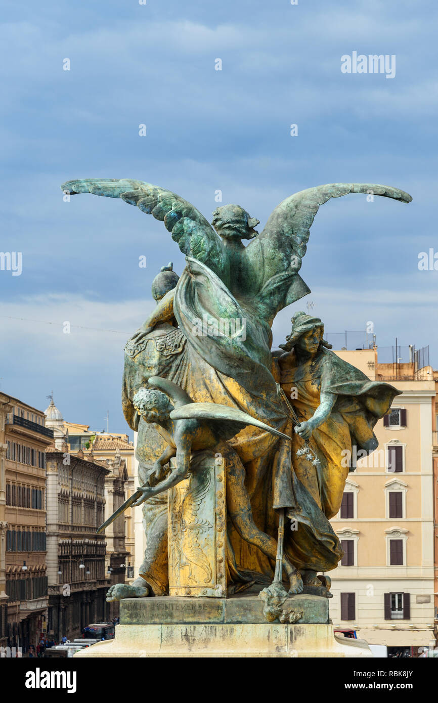 Composizione scultorea Il pensiero o il pensiero sulla sinistra della scalinata di Vittorio Emanuele II o Monumento Vittoriano a Roma. Italia Foto Stock