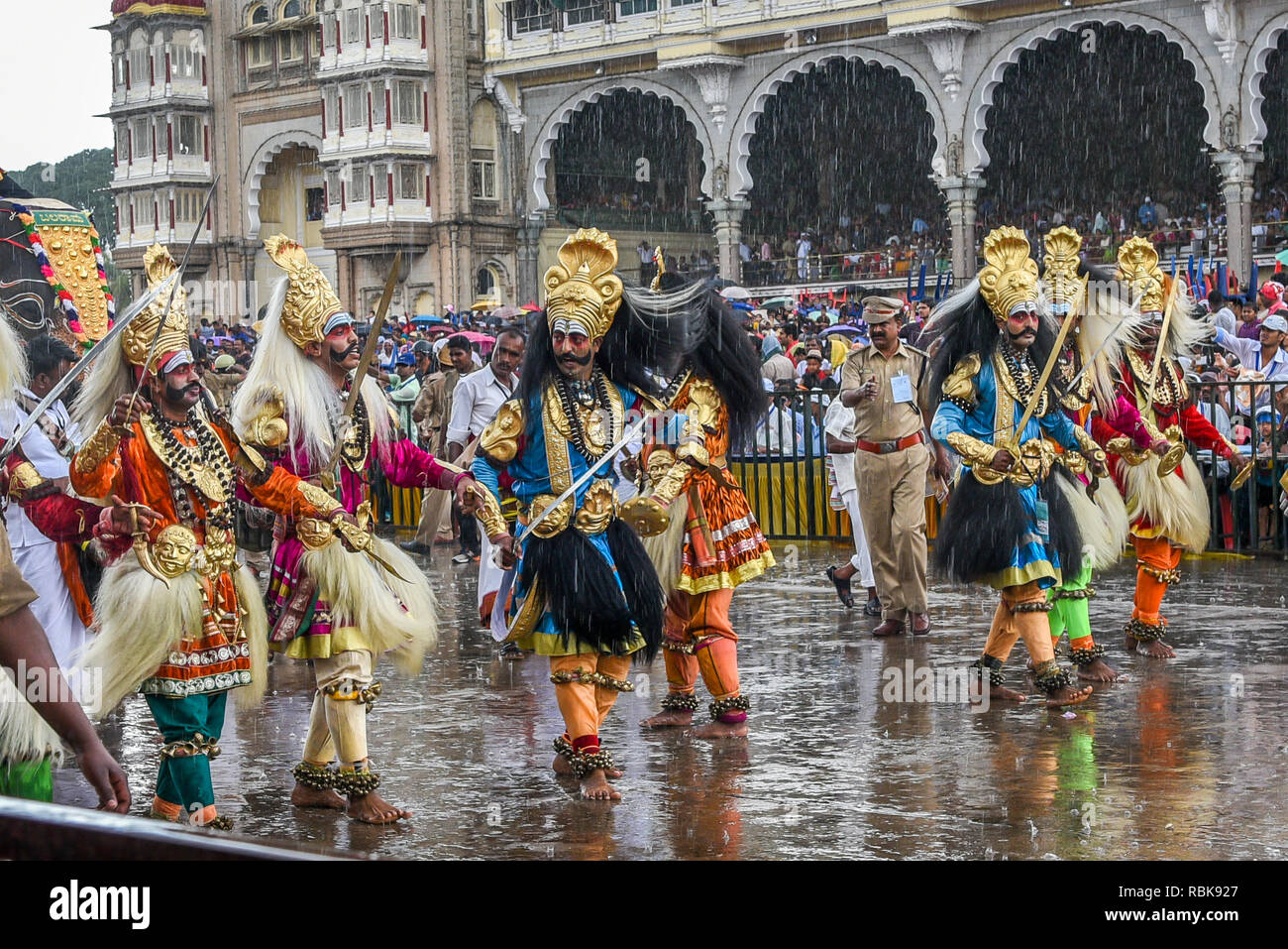 Mysore Dussehra celebrazione o festival di Dasara processione a Mysore Palace di Maharaja Indiani o re in Karnataka India Foto Stock