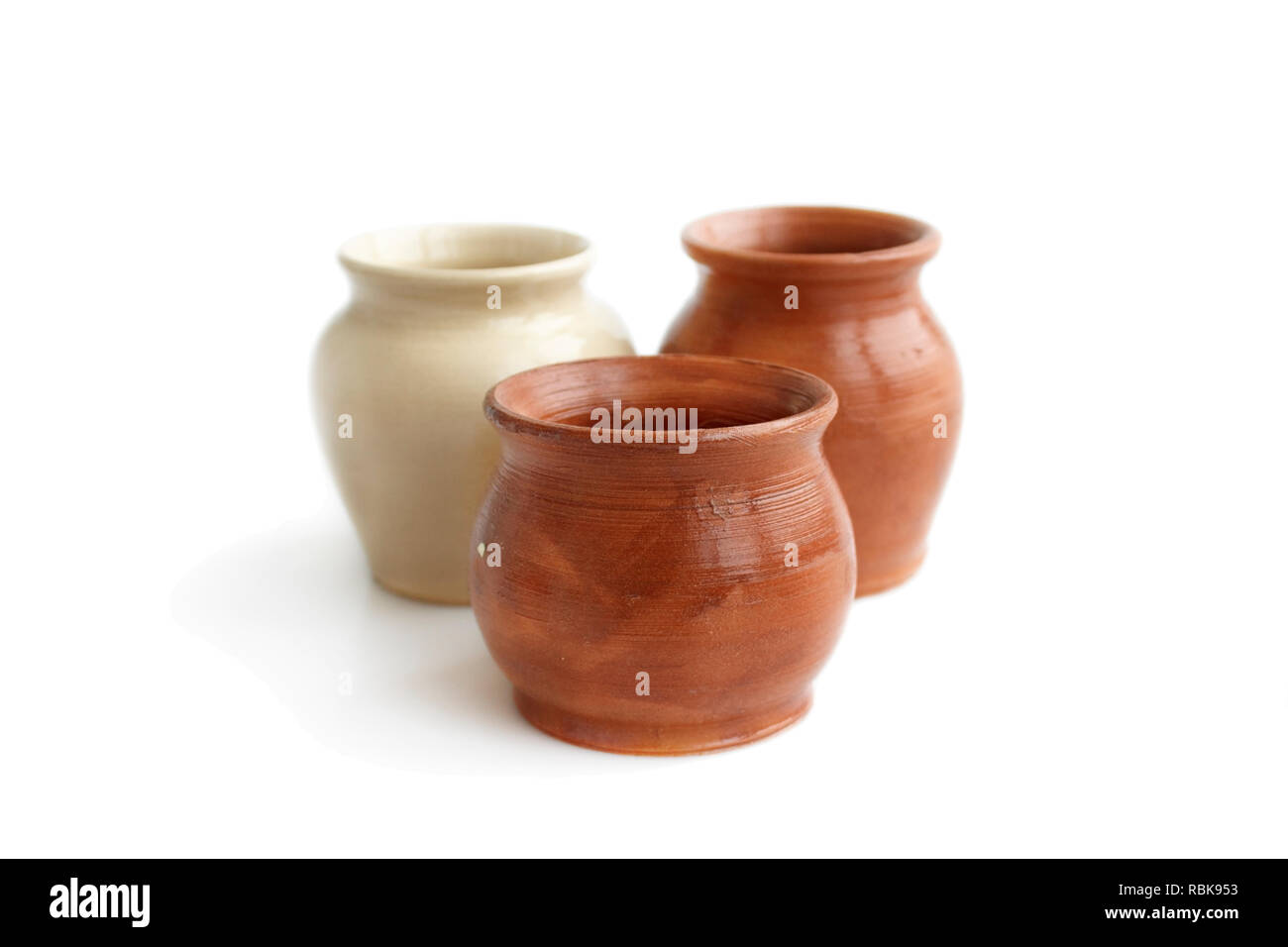 Pentole di creta, fatti a mano su un tornio del vasaio dal rosso e argilla bianca. Masterizzazione doppio. Smalto trasparente applicato a mano - visibile potter impronte digitali Foto Stock