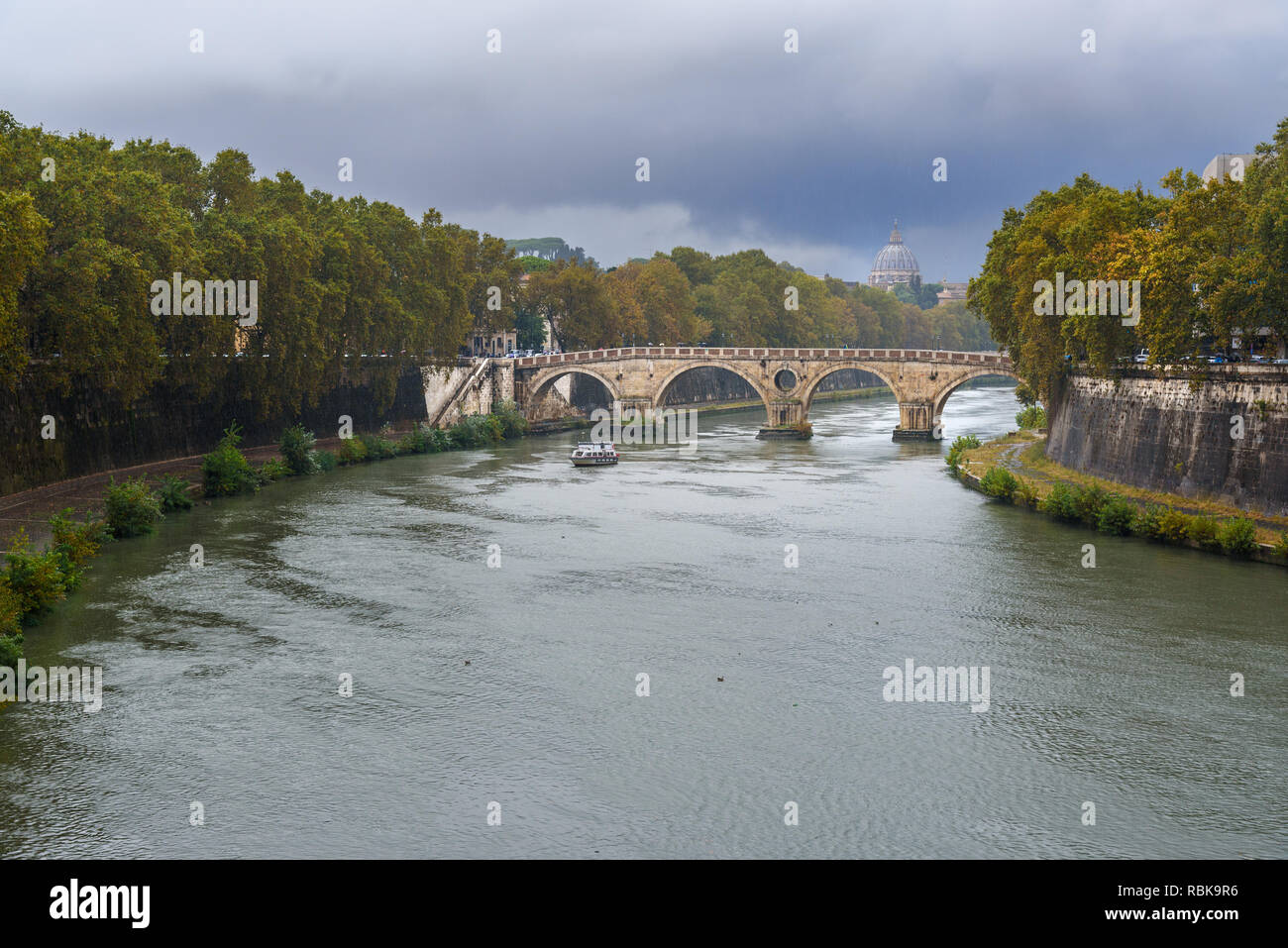 Ponte Sisto ponte sopra il fiume Tevere a Roma. Italia Foto Stock