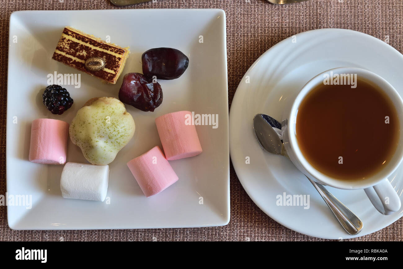 Una tazza di tè e dolci vari Foto Stock