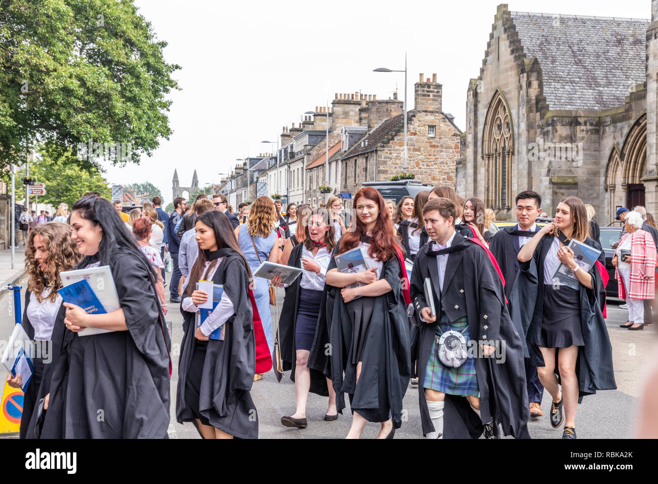 Laureati presso la St Andrews University che si recano a St Salvators Quad il giorno della laurea nel giugno 2018, St Andrews, Fife, Scozia, Regno Unito Foto Stock