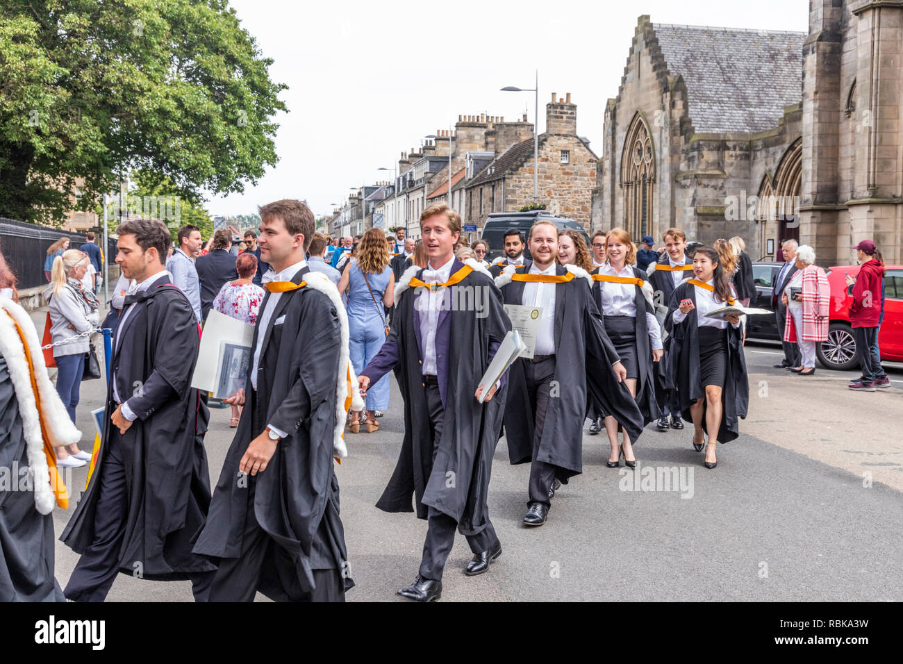 Graduans di St Andrews University elaborazione North Street a St Salvators Quad sul giorno di graduazione nel giugno 2018, St Andrews Fife, Scozia UK Foto Stock