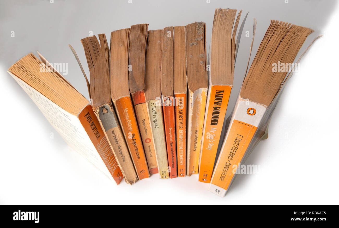 Raccolta di libri di carta di Penguin che raccolgono polvere da essere lasciato su una mensola del libro per 20 anni. Berkshire, Regno Unito Foto Stock