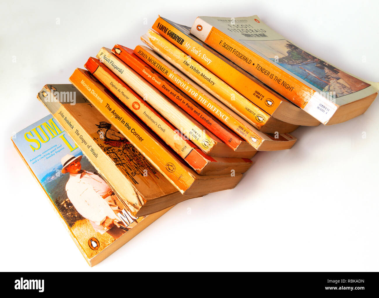 Raccolta di carta del Pinguino Libri indietro a raccogliere polvere da sinistra sullo scaffale di una libreria per 20 anni . Foto Stock