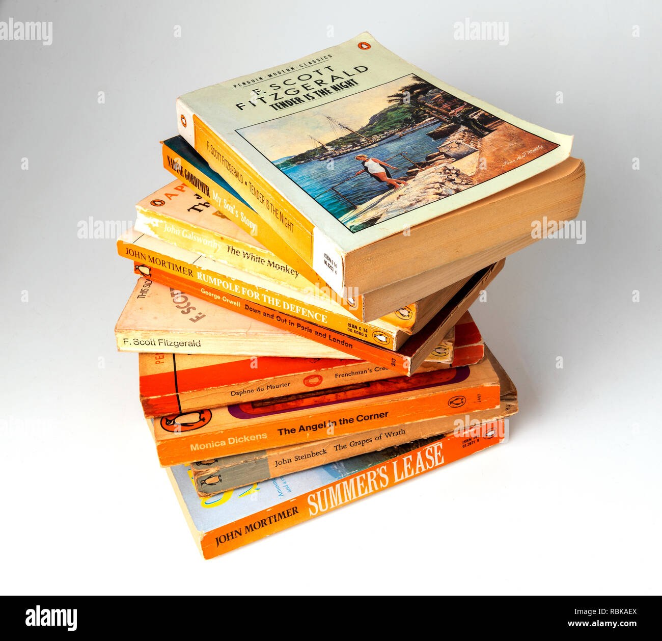 Raccolta di carta del Pinguino Libri indietro a raccogliere polvere da sinistra sullo scaffale di una libreria per 20 anni . Foto Stock